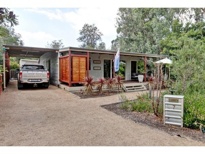 7 Fourth Avenue, Raymond Island VIC 3880