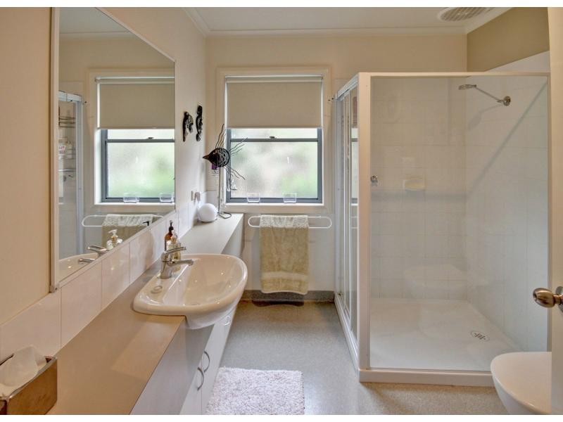 76 Eighth Avenue, Raymond Island VIC 3880