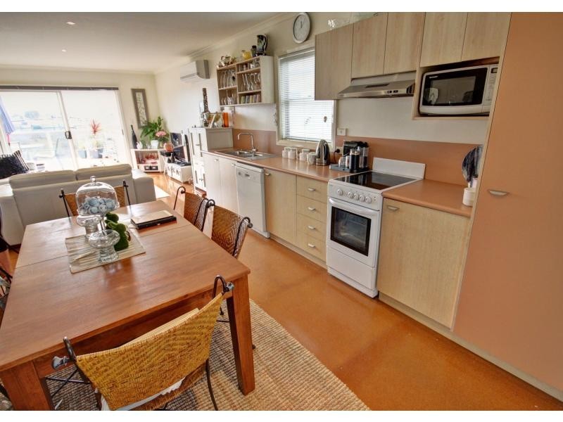 76 Eighth Avenue, Raymond Island VIC 3880