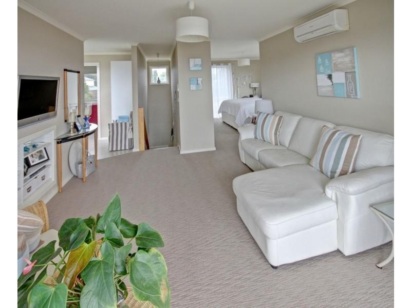 76 Eighth Avenue, Raymond Island VIC 3880