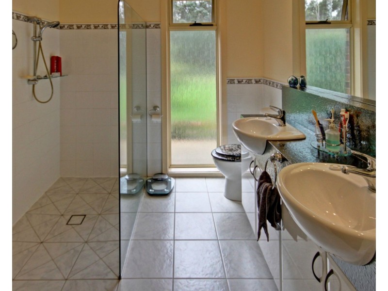 12 Boyd Court, Eagle Point VIC 3878