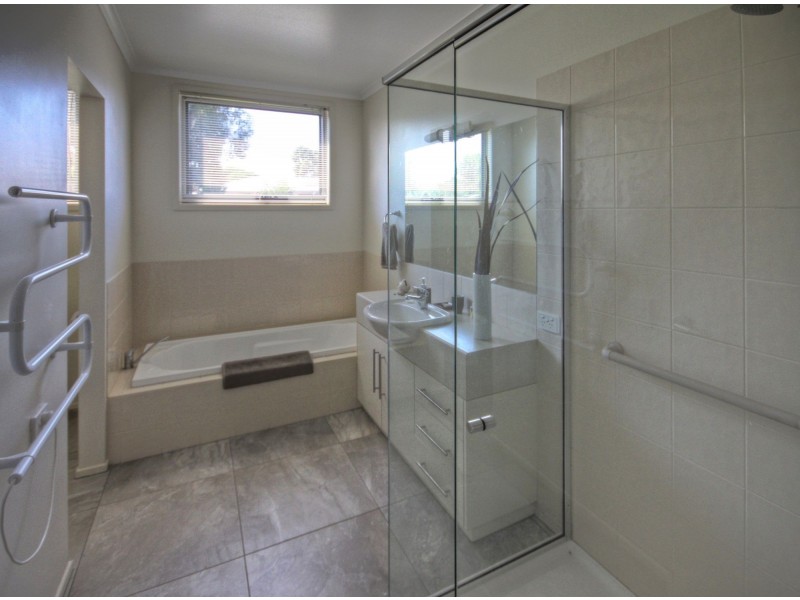 77 Newlands Drive, Paynesville VIC 3880