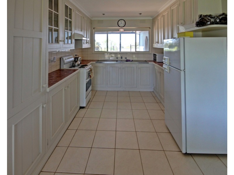 19 Bay Rd, Eagle Point VIC 3878