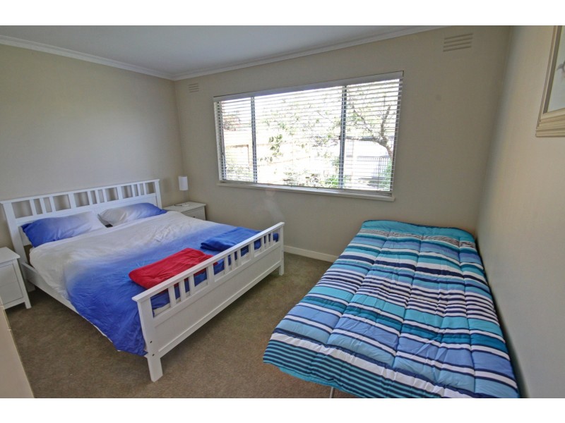 19 Bay Rd, Eagle Point VIC 3878