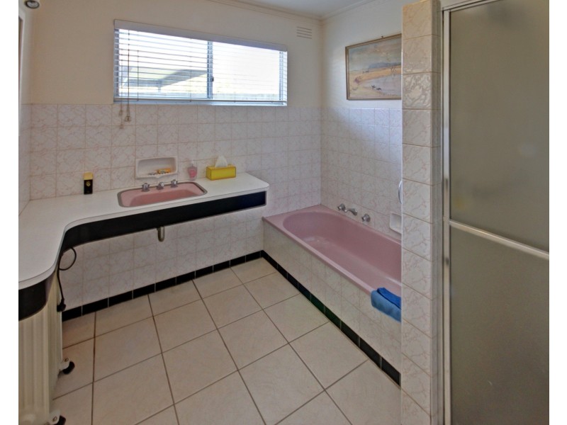 19 Bay Rd, Eagle Point VIC 3878