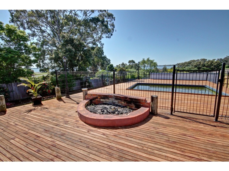 19 Bay Rd, Eagle Point VIC 3878