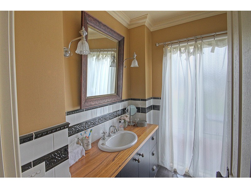 202 Newlands Dr, Paynesville VIC 3880