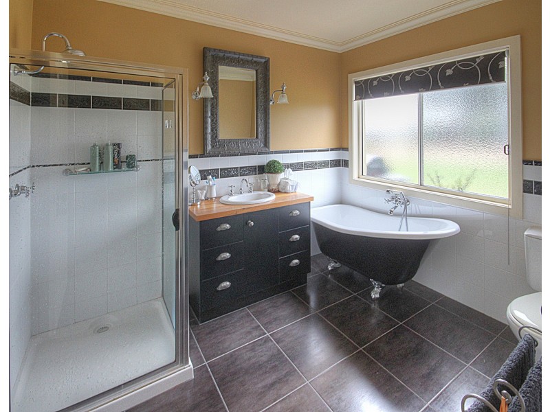 202 Newlands Dr, Paynesville VIC 3880