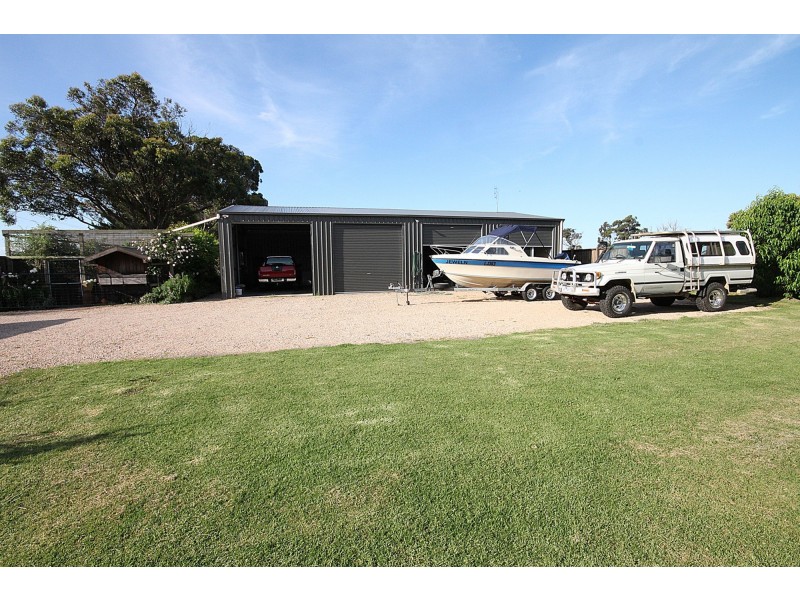 202 Newlands Dr, Paynesville VIC 3880