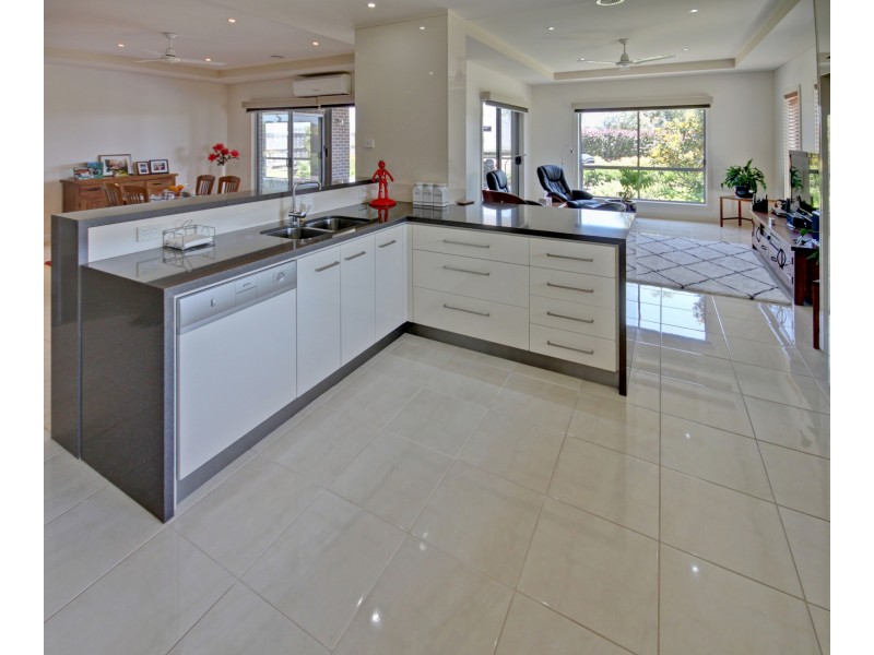 97 Gatehouse Dr, Eastwood VIC 3875