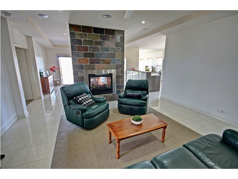 97 Gatehouse Dr, Eastwood VIC 3875