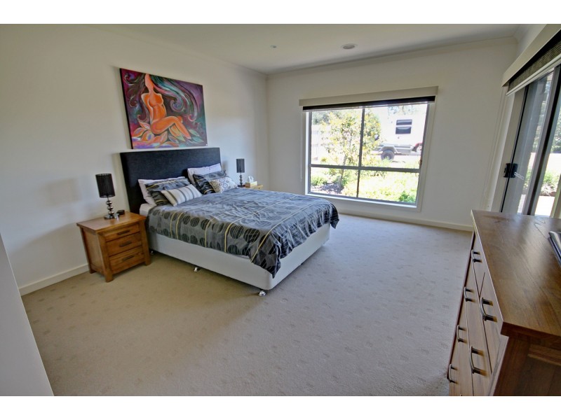 97 Gatehouse Dr, Eastwood VIC 3875