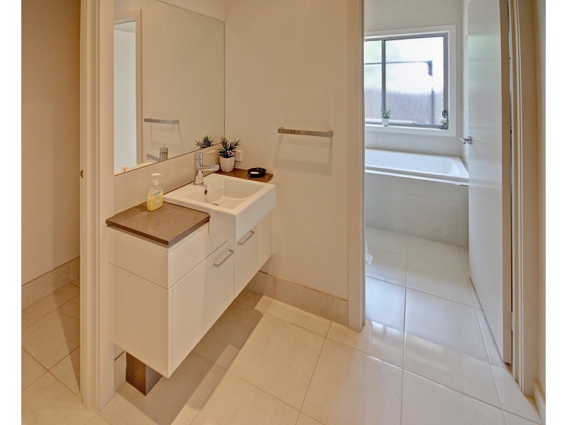 97 Gatehouse Dr, Eastwood VIC 3875