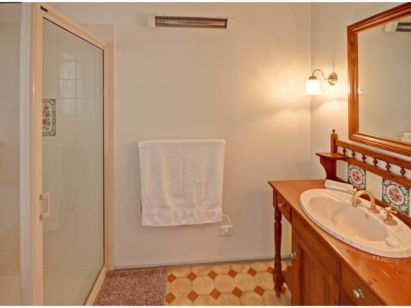 27 Currawong Cl, Raymond Island VIC 3880