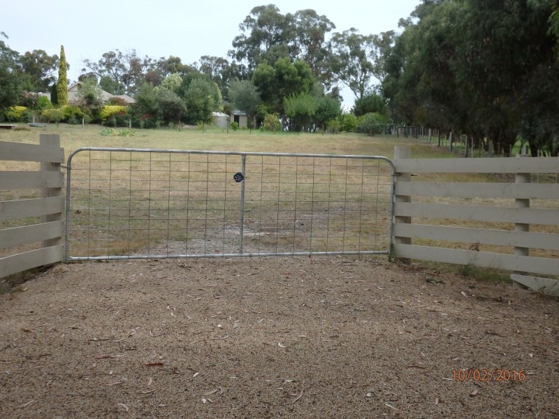 11 Dumont Dr, Wy Yung VIC 3875