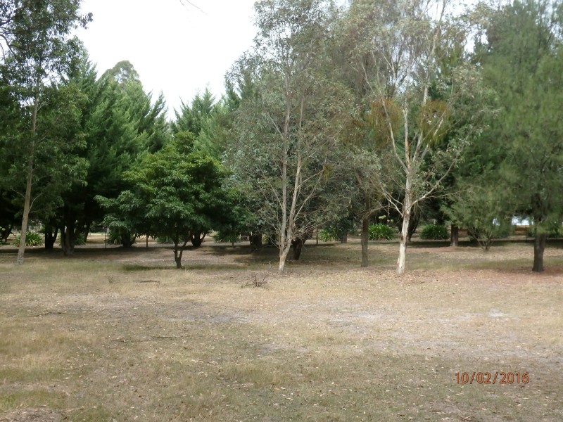 11 Dumont Dr, Wy Yung VIC 3875