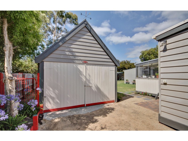 27 Currawong Cl, Raymond Island VIC 3880