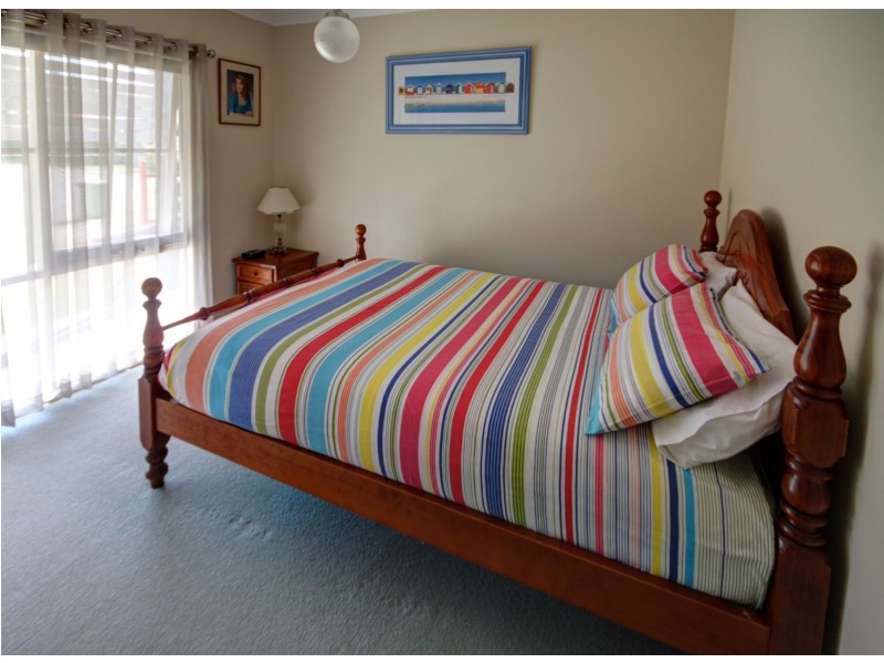 27 Currawong Cl, Raymond Island VIC 3880
