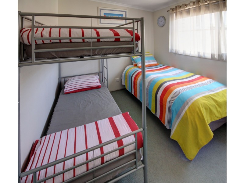 27 Currawong Cl, Raymond Island VIC 3880