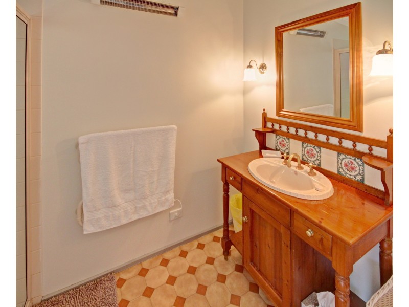 27 Currawong Cl, Raymond Island VIC 3880