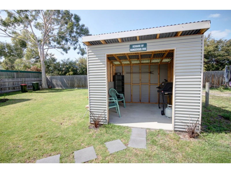 27 Currawong Cl, Raymond Island VIC 3880