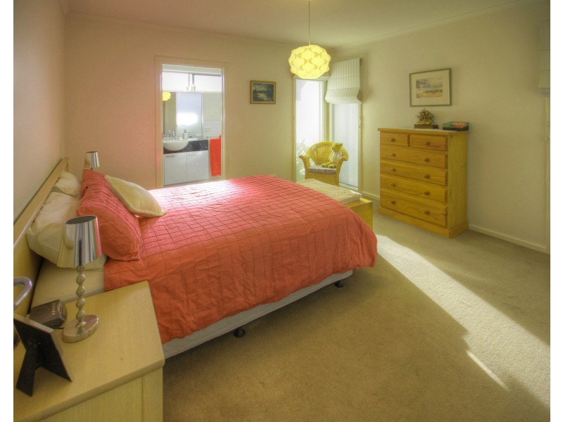 17 Wellington St, Paynesville VIC 3880