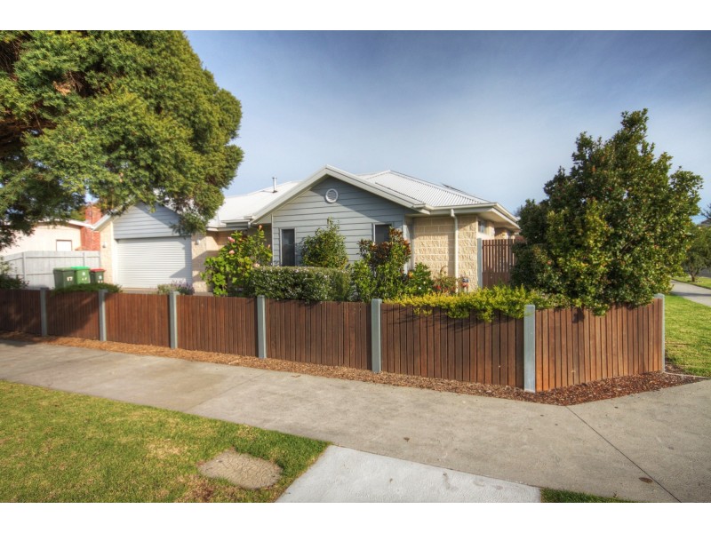 17 Wellington St, Paynesville VIC 3880