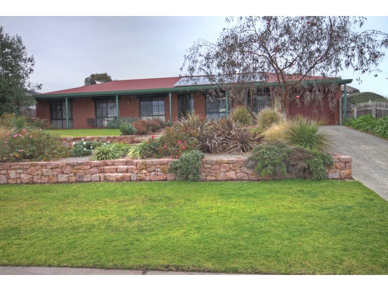 14 Harnham Dr, Bairnsdale VIC 3875