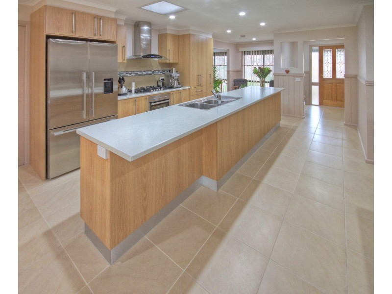 14 Harnham Dr, Bairnsdale VIC 3875