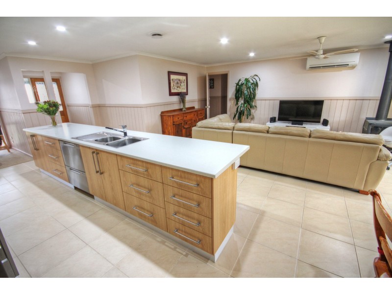 14 Harnham Dr, Bairnsdale VIC 3875