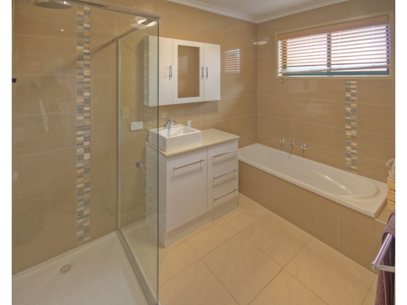 14 Harnham Dr, Bairnsdale VIC 3875