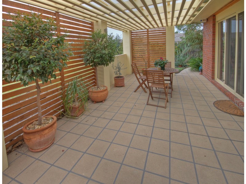 14 Harnham Dr, Bairnsdale VIC 3875