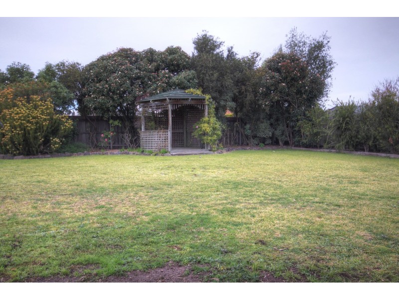 14 Harnham Dr, Bairnsdale VIC 3875