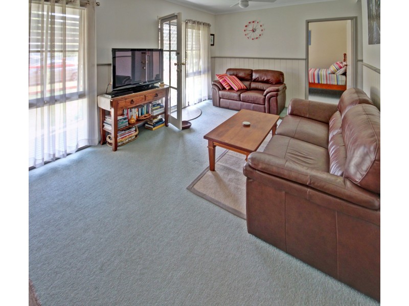 27 Currawong Cl, Raymond Island VIC 3880