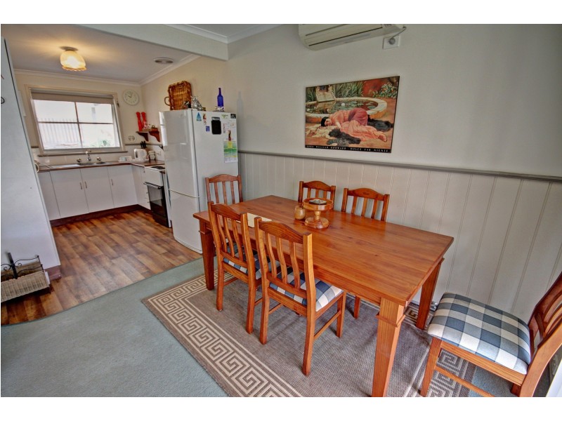 27 Currawong Cl, Raymond Island VIC 3880