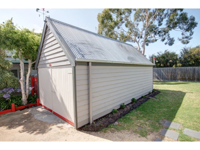 27 Currawong Cl, Raymond Island VIC 3880