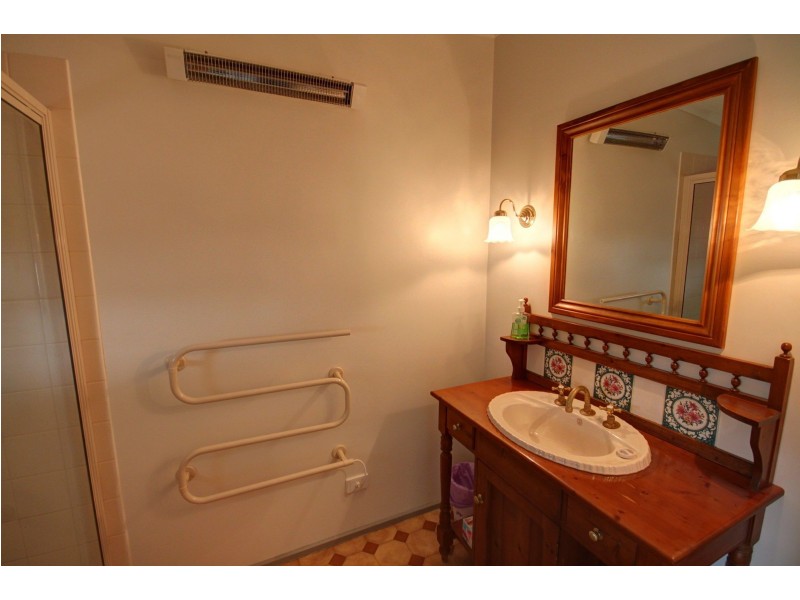 27 Currawong Cl, Raymond Island VIC 3880