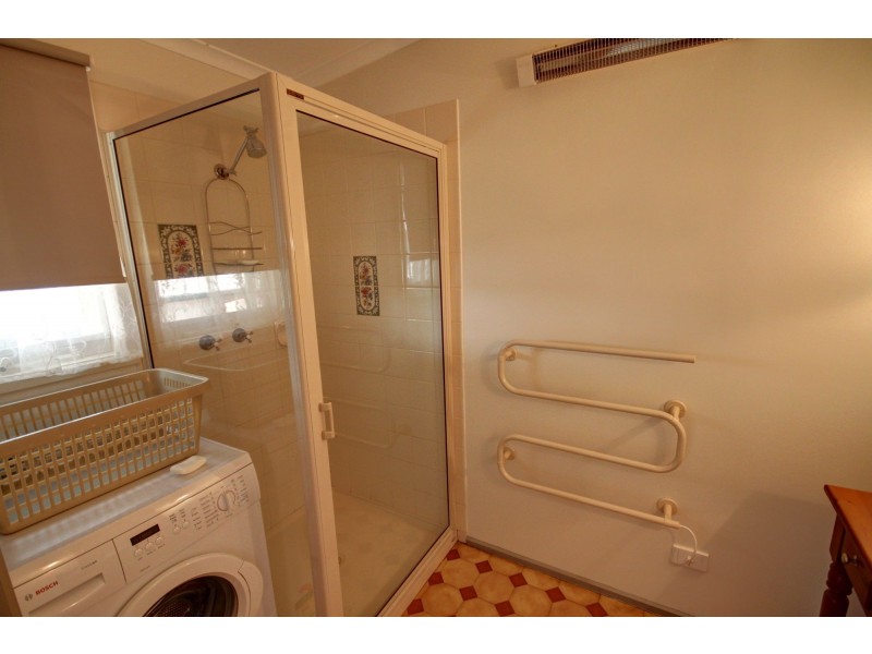 27 Currawong Cl, Raymond Island VIC 3880