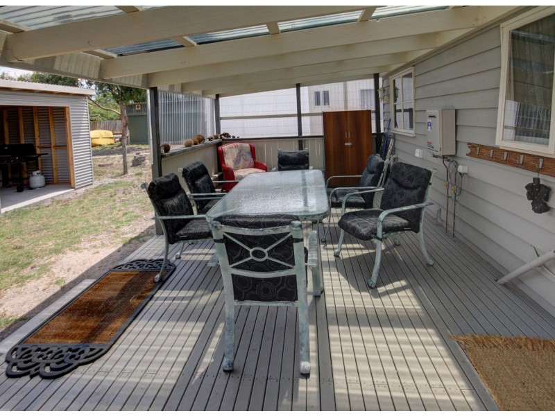 27 Currawong Cl, Raymond Island VIC 3880