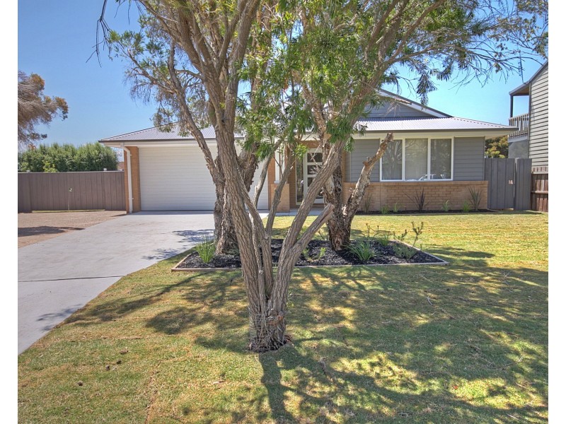 17 Mcmillan Grove, Paynesville VIC 3880