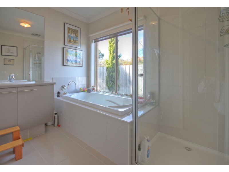 13 Lisa Ct, Raymond Island VIC 3880