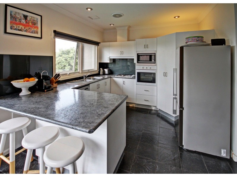 8 Millicent Ct, Eagle Point VIC 3878