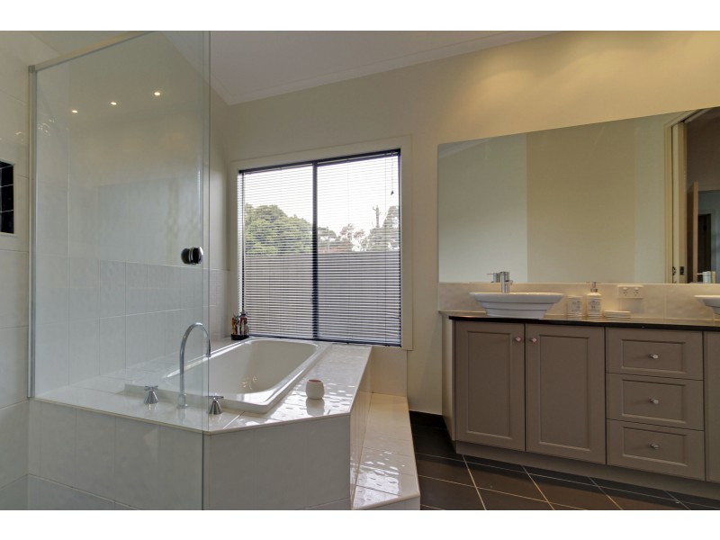 38 Langford Pde, Paynesville VIC 3880