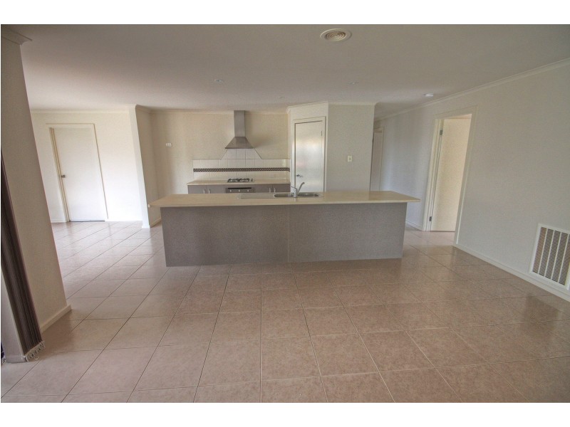 16 Gatehouse Dr, Eastwood VIC 3875