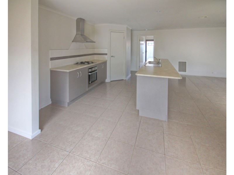 16 Gatehouse Dr, Eastwood VIC 3875