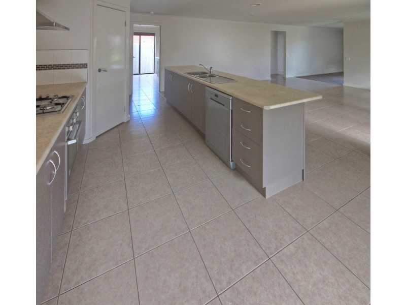 16 Gatehouse Dr, Eastwood VIC 3875