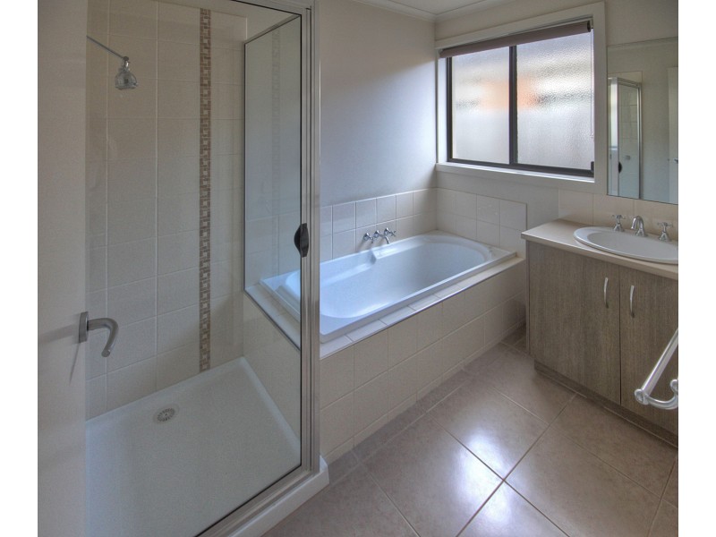 16 Gatehouse Dr, Eastwood VIC 3875