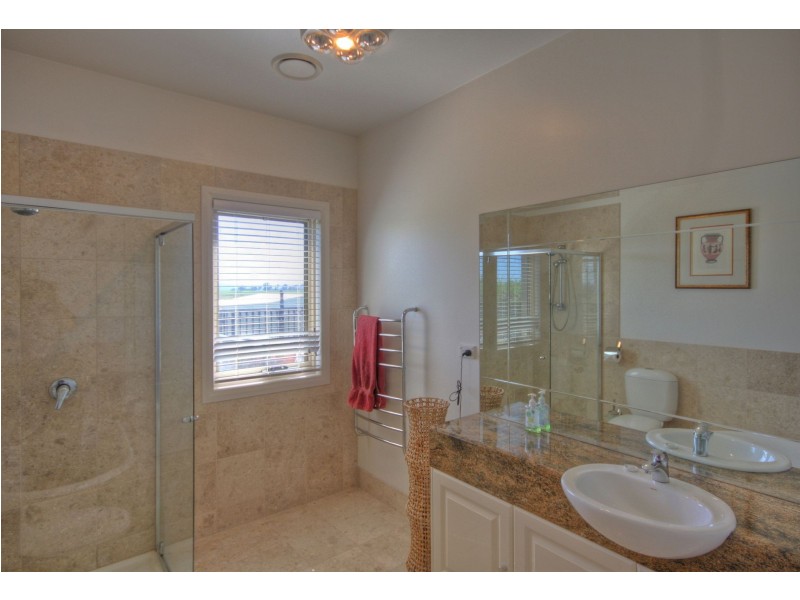 182 Newlands Dr, Paynesville VIC 3880