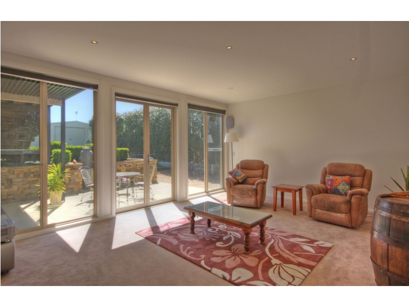 182 Newlands Dr, Paynesville VIC 3880