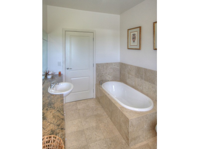 182 Newlands Dr, Paynesville VIC 3880